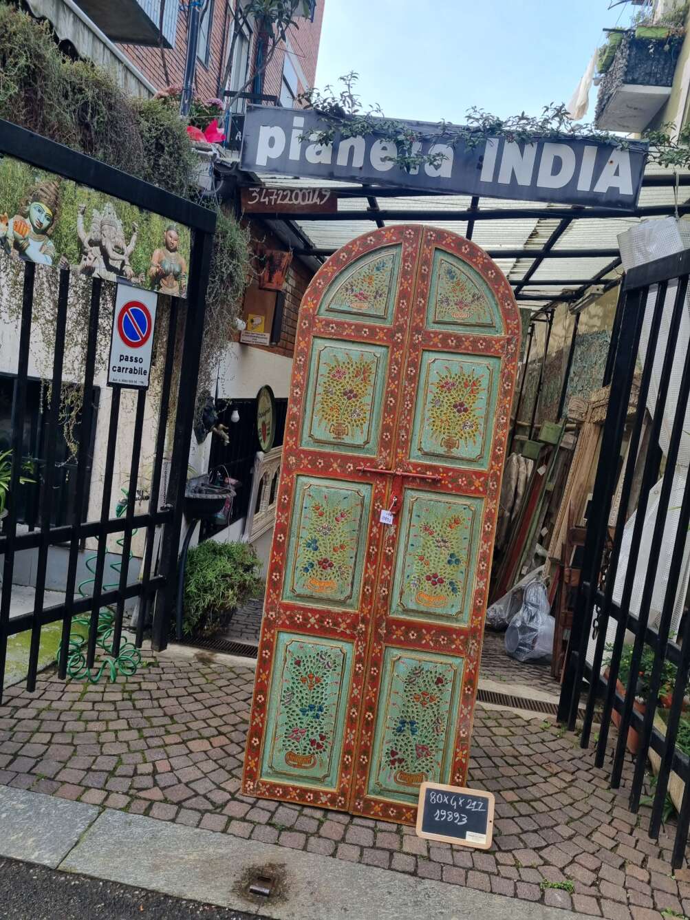 Porta in legno dipinta con motivi floreali - immagine 2