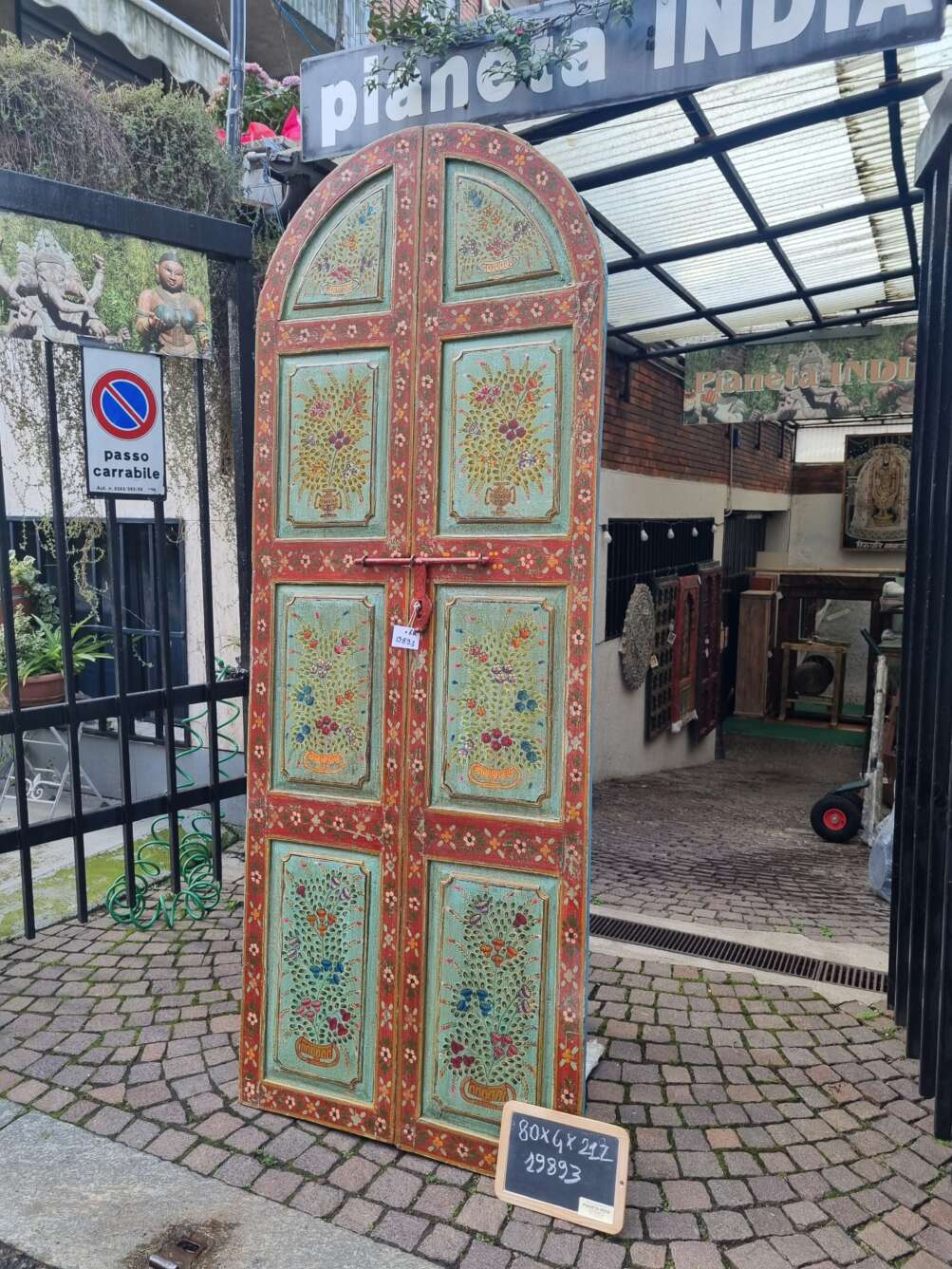 Porta in legno dipinta con motivi floreali - immagine 3
