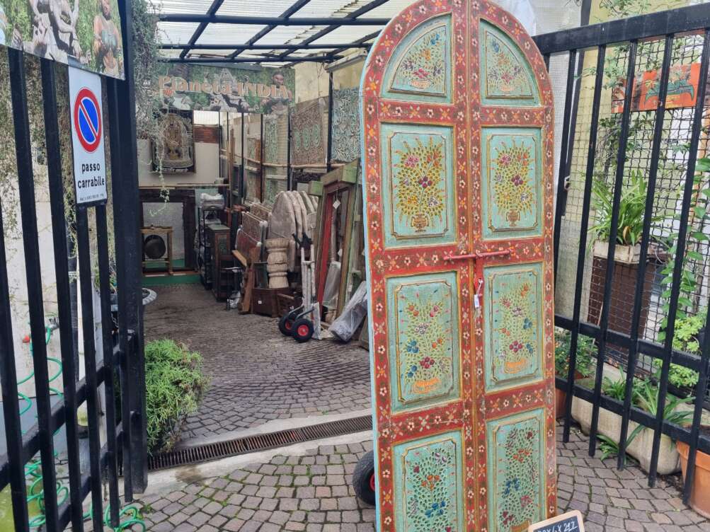 Porta in legno dipinta con motivi floreali - immagine 4
