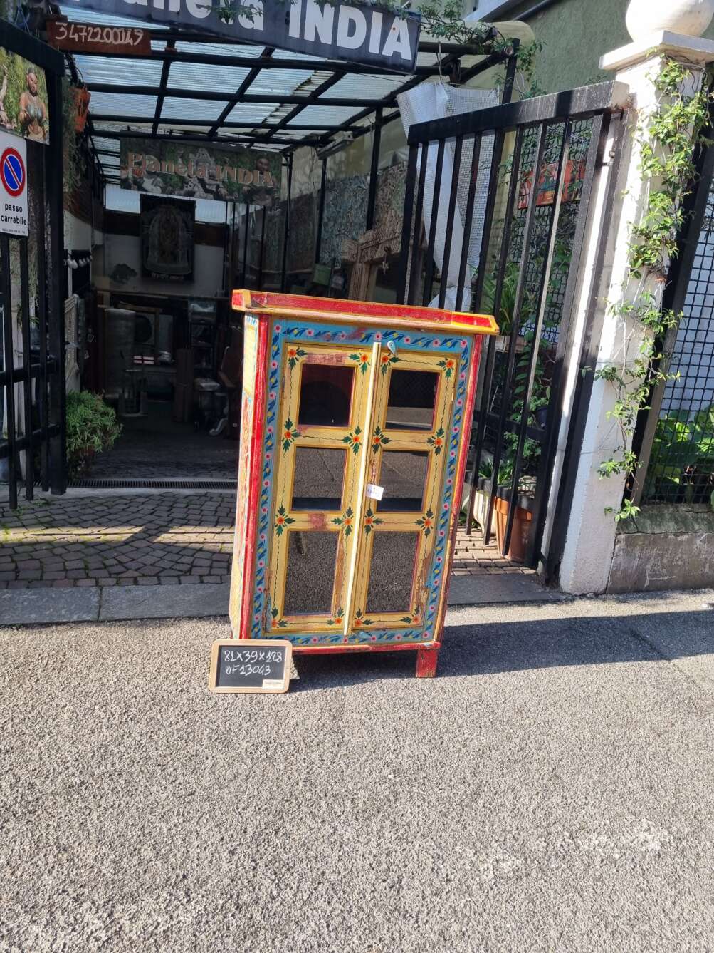 Vetrinetta artigianale in legno intagliato