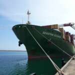 La portacontainer ha attraccato