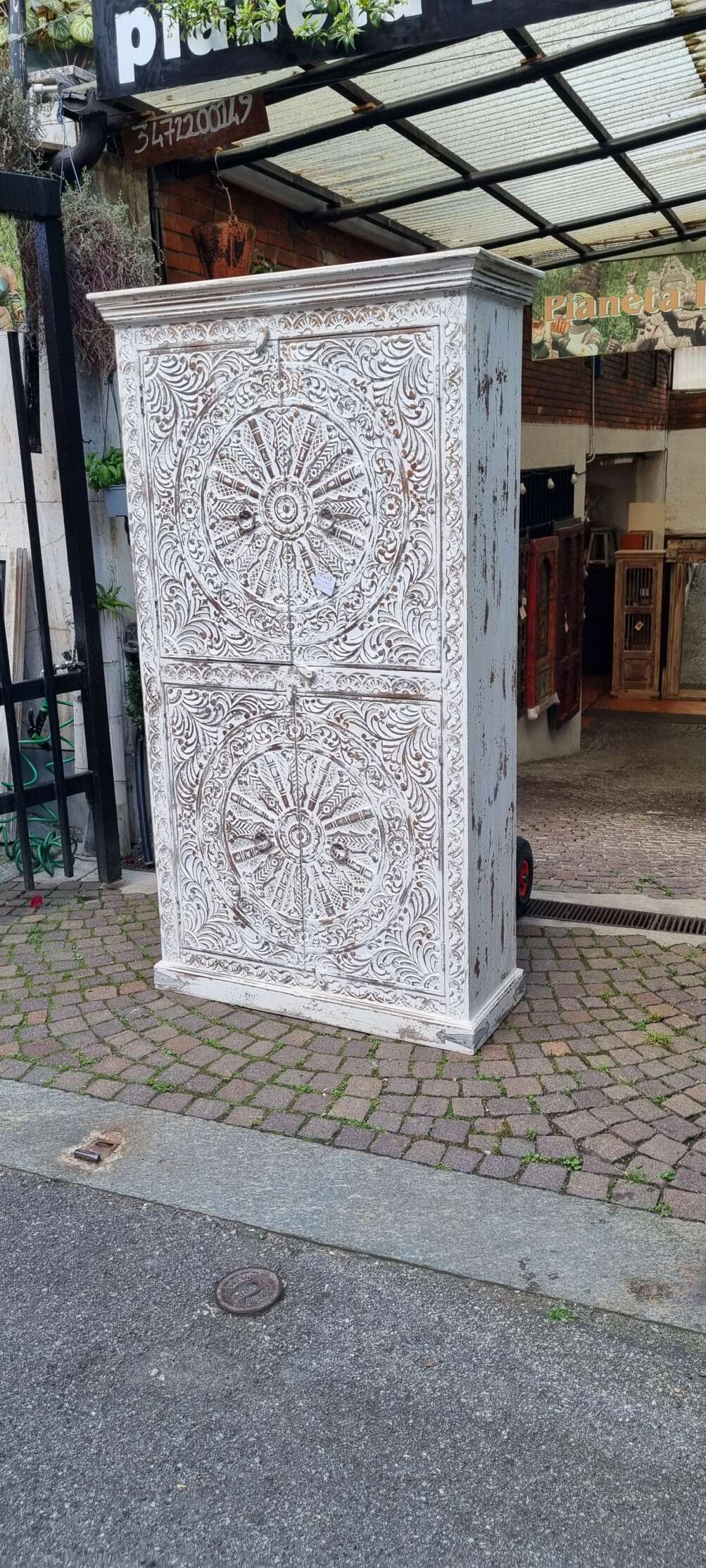 Armadio bianco intagliato a motivi floreali - immagine 4