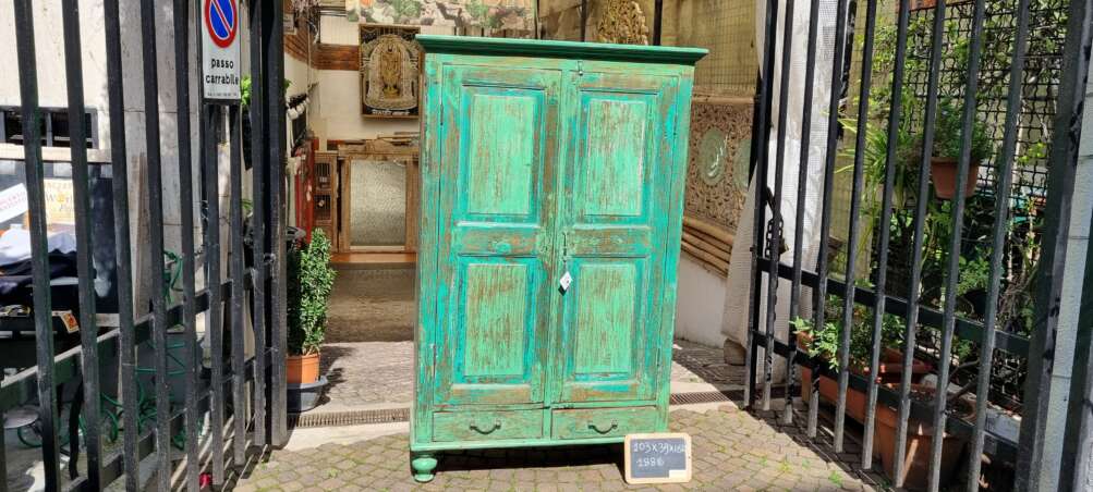 Armadio teak con finitura verde anticata