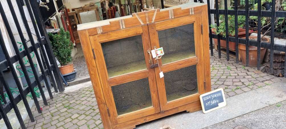 Vetrinetta teak con vetri e intagli a rilievo