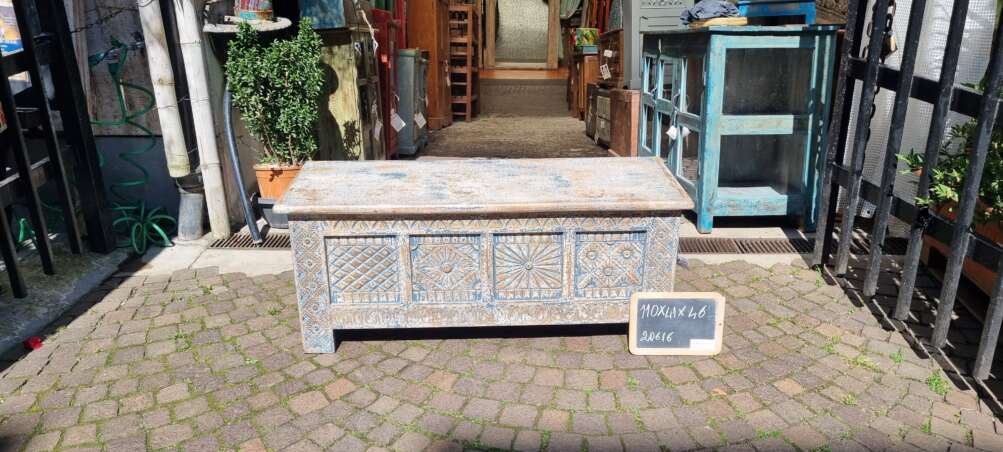 Baule intagliato con decorazioni blu e avorio