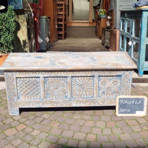 Baule intagliato con decorazioni blu e avorio