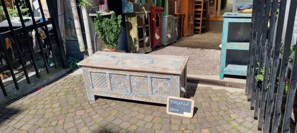 Baule intagliato con decorazioni blu e avorio - immagine 4