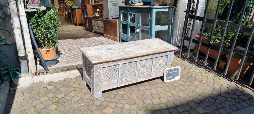 Baule intagliato con decorazioni blu e avorio - immagine 3