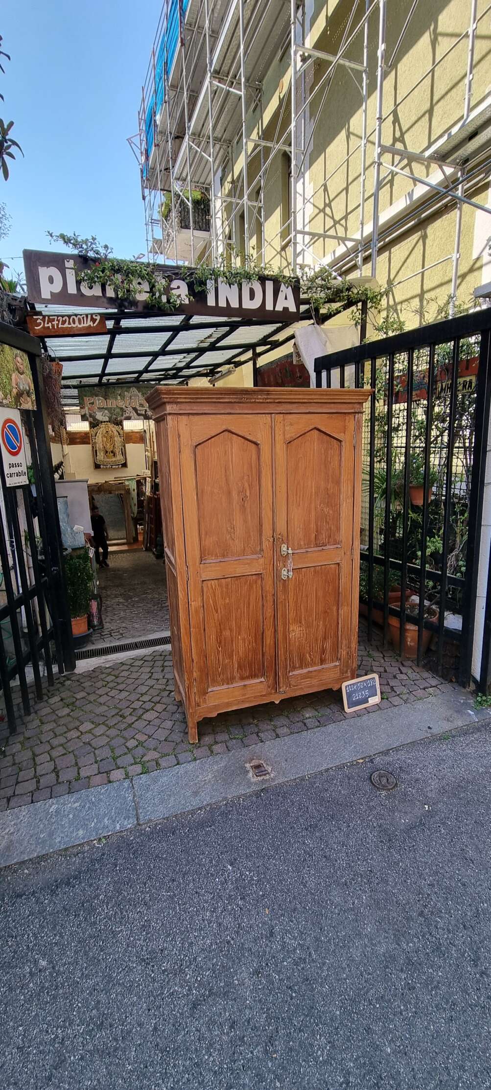 Armadio a due ante con pannelli sagomati - immagine 6