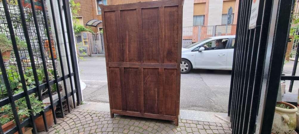 Armadio in legno con intagli tradizionali - immagine 3