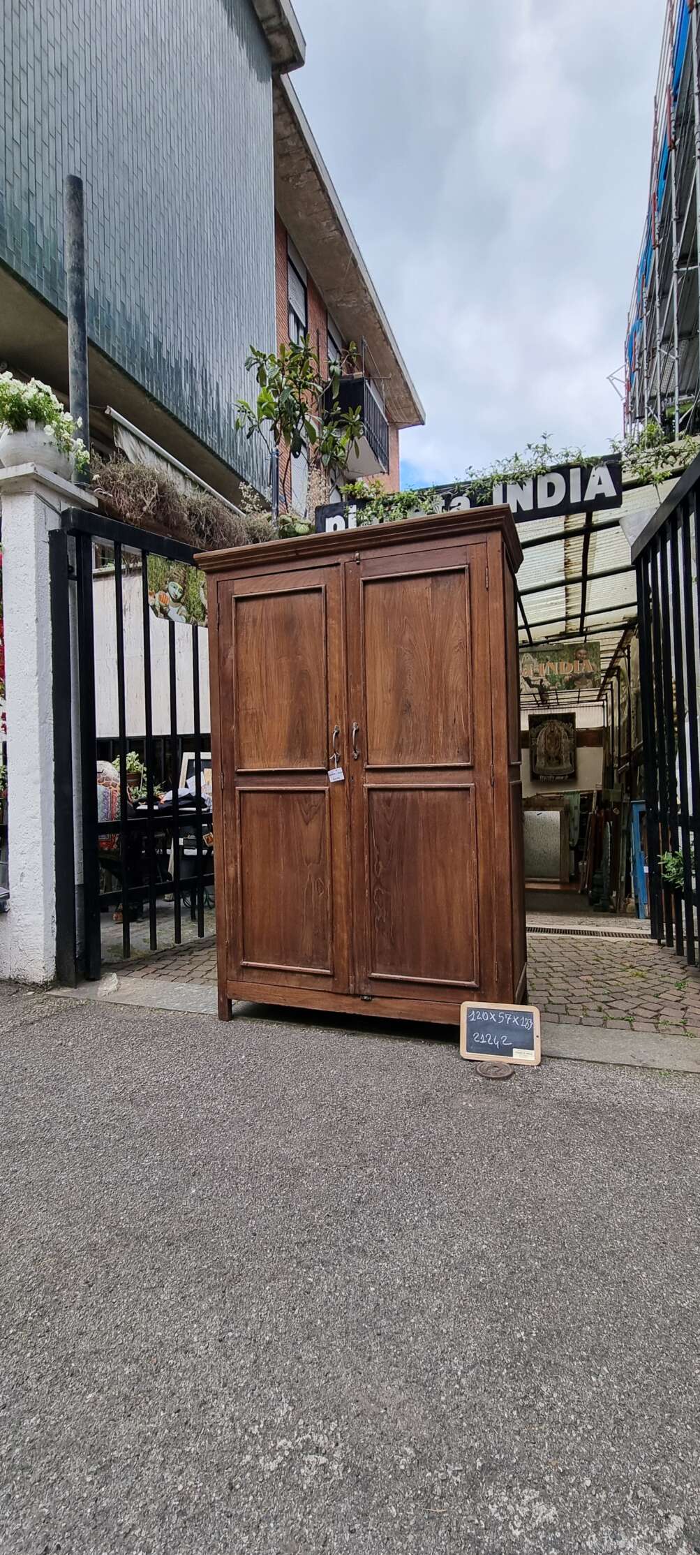 Armadio in legno con intagli tradizionali - immagine 5