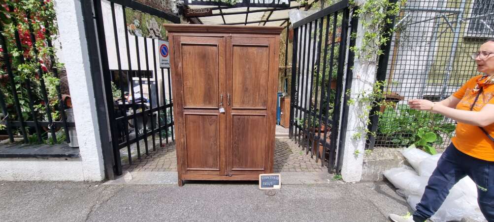 Armadio in legno con intagli tradizionali
