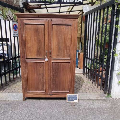 Armadio in legno con intagli tradizionali