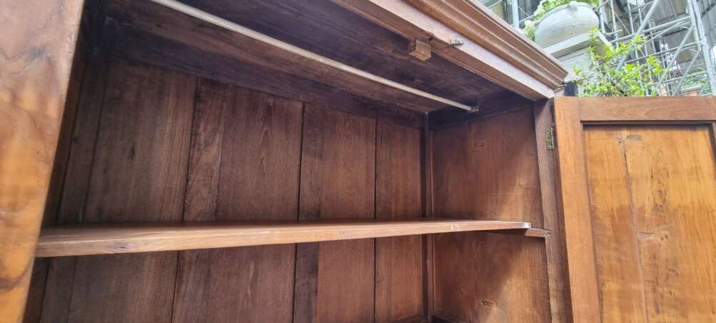 Armadio in legno con intagli tradizionali - immagine 2