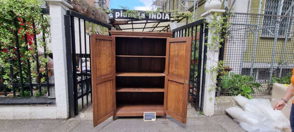 Armadio in legno con intagli tradizionali - immagine 4