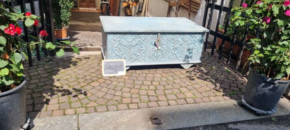Baule azzurro intagliato con motivo floreale - immagine 4