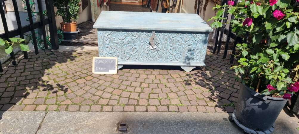 Baule azzurro intagliato con motivo floreale