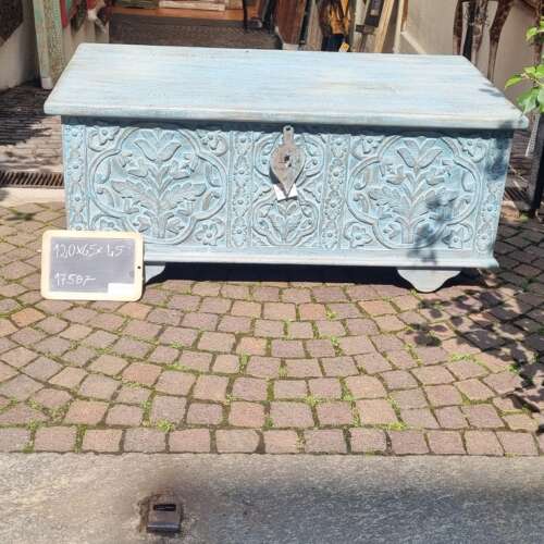 Baule azzurro intagliato con motivo floreale