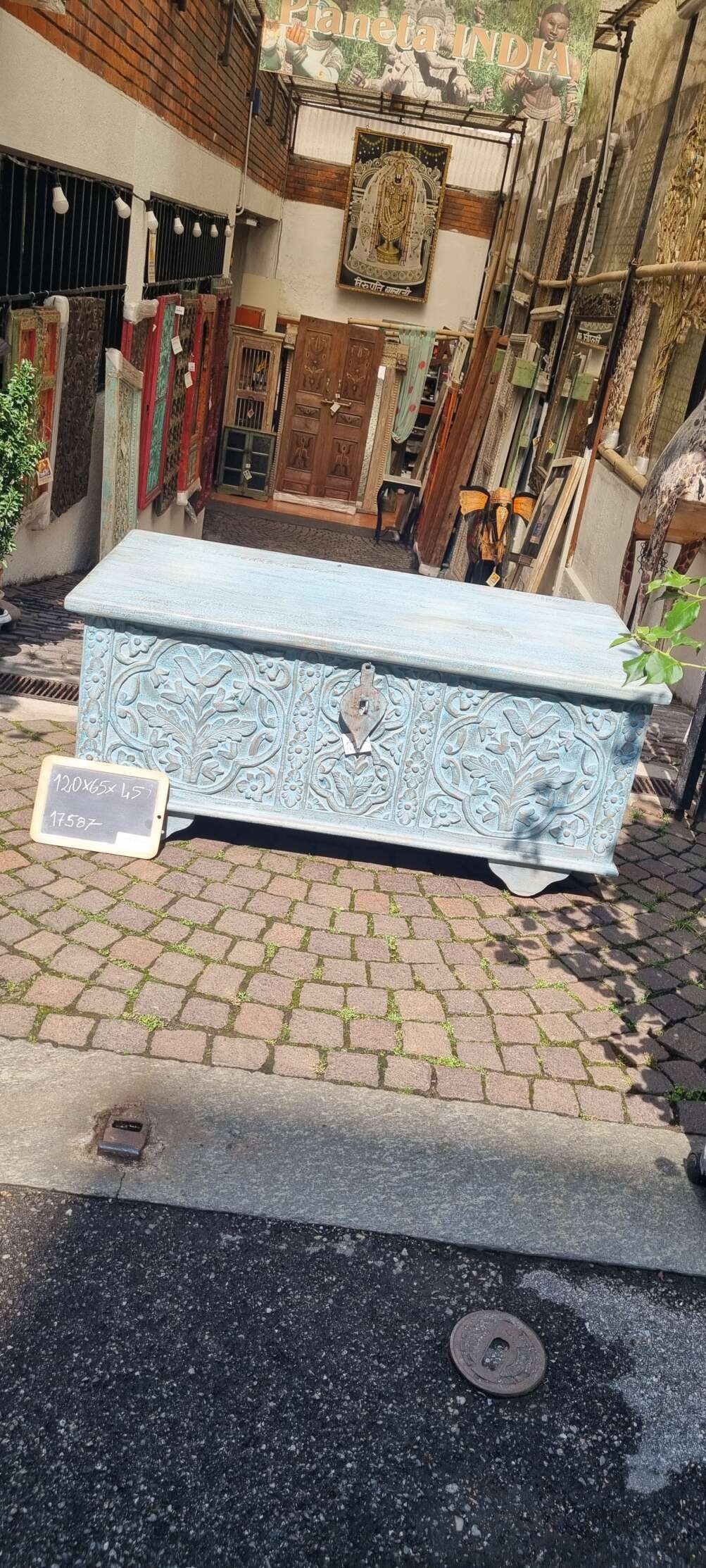 Baule azzurro intagliato con motivo floreale - immagine 5