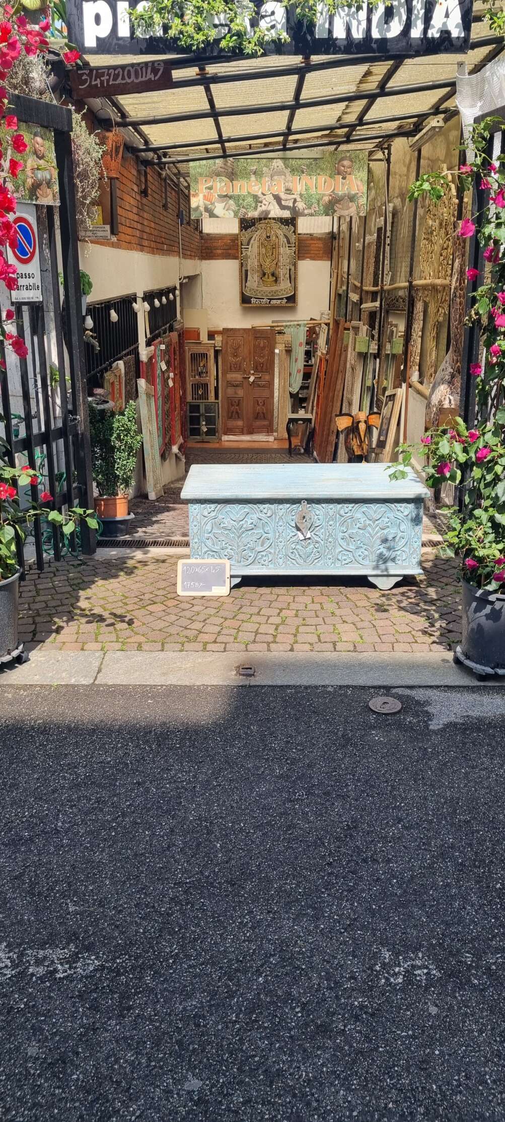 Baule azzurro intagliato con motivo floreale - immagine 2