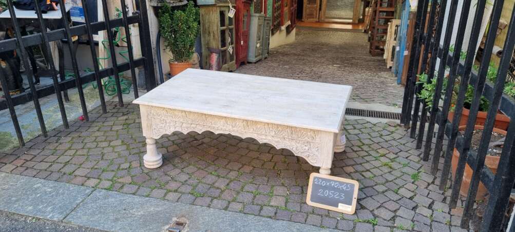 Tavolino da centro in legno massello