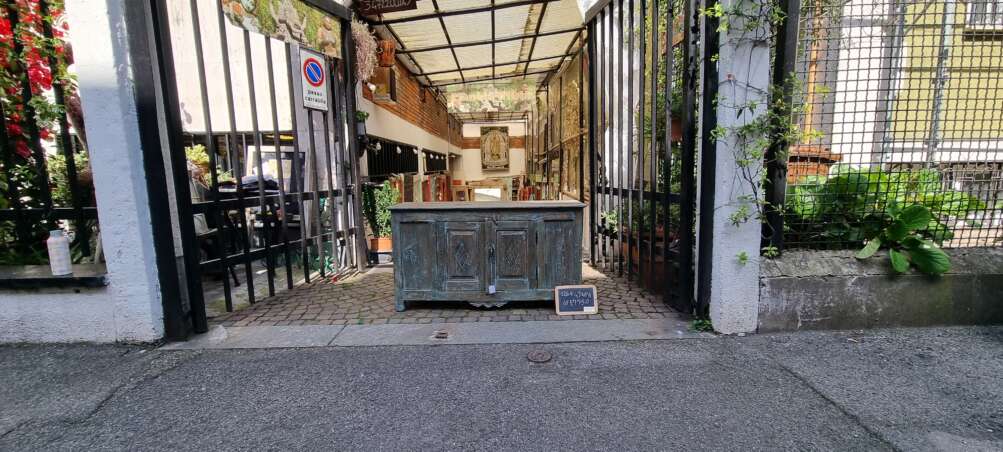 Credenza antica verde con intagli a diamante