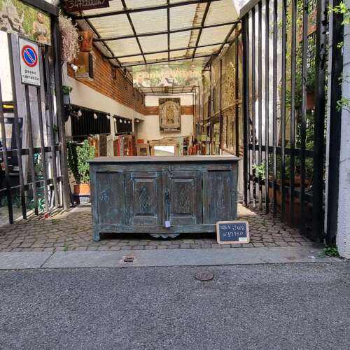 Credenza antica verde con intagli a diamante