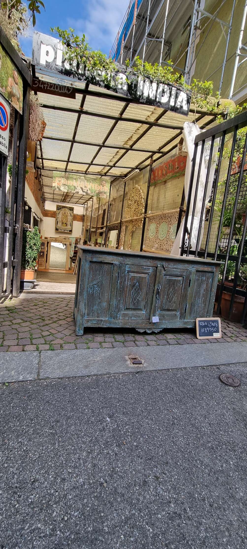 Credenza antica verde con intagli a diamante - immagine 7