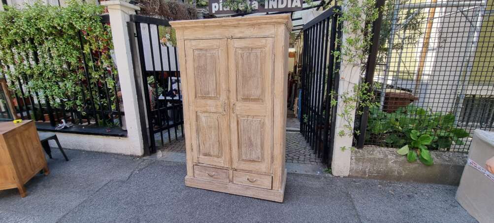 Armadio indiano in legno decapato