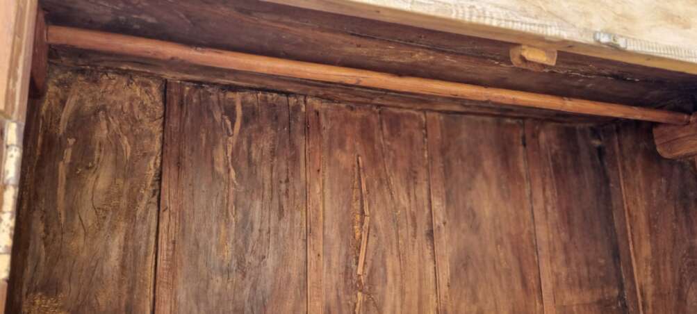 Armadio indiano in legno decapato - immagine 11