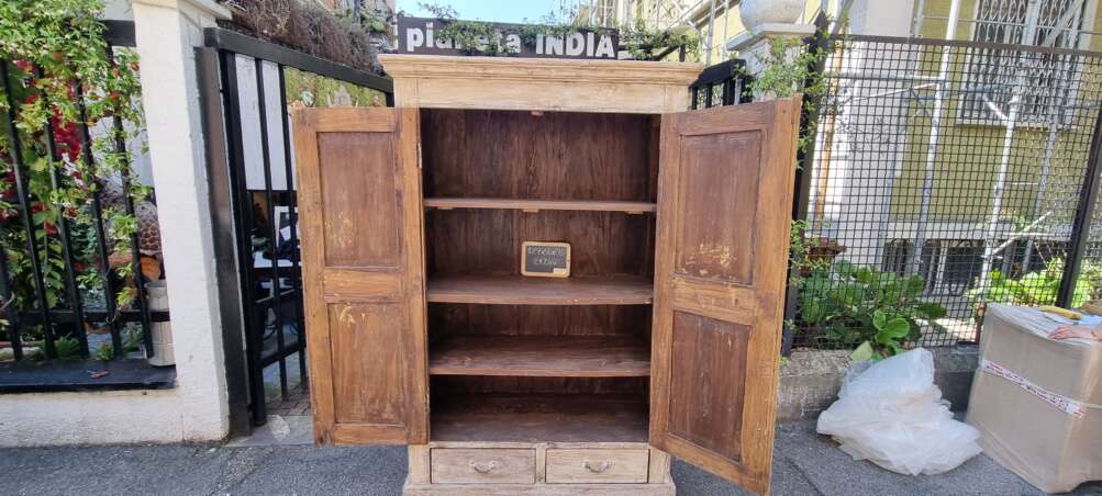 Armadio indiano in legno decapato - immagine 13