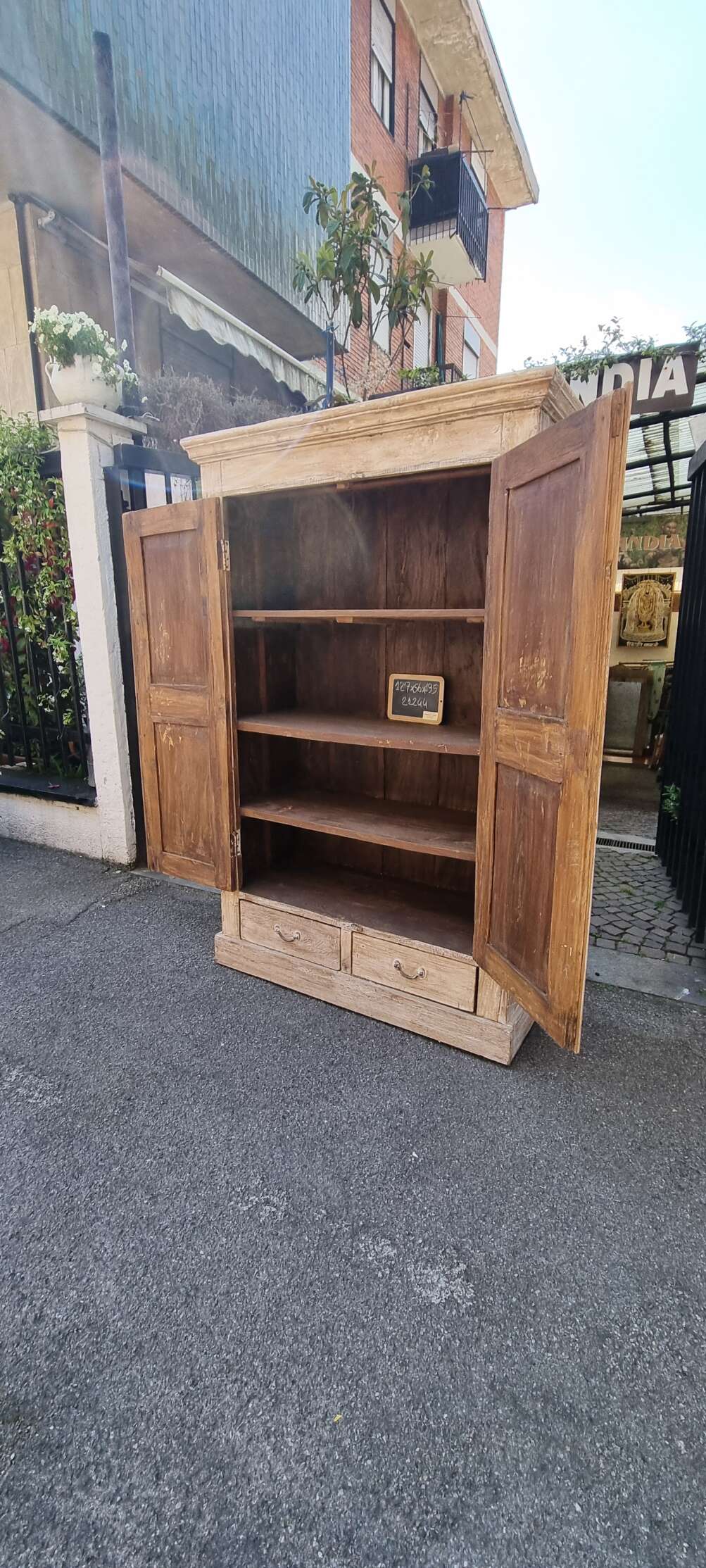 Armadio indiano in legno decapato - immagine 12