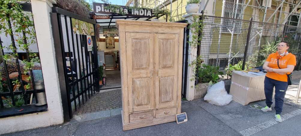 Armadio indiano in legno decapato - immagine 7