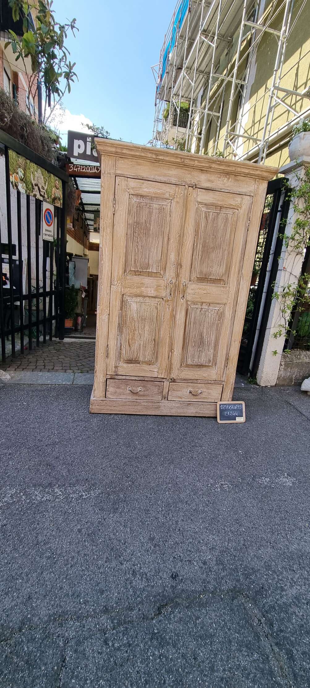 Armadio indiano in legno decapato - immagine 4