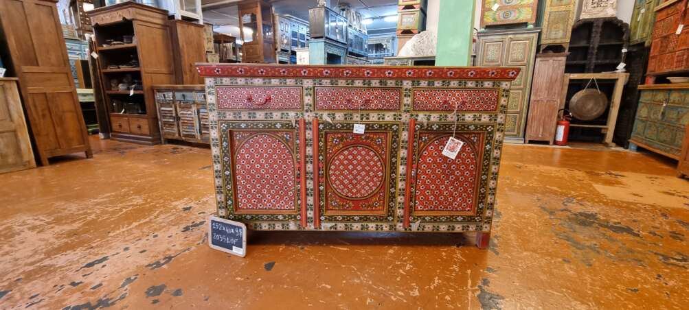 Credenza etnica rossa decorata a mano