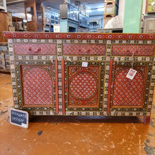 Credenza etnica rossa decorata a mano