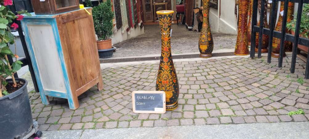 Vaso decorativo nero con decoro floreale - immagine 2