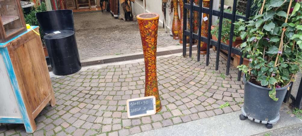 Vaso alto dipinto a mano con motivi floreali - immagine 2