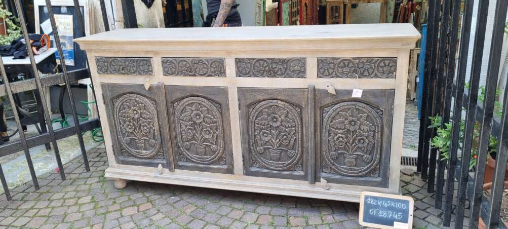 Credenza intagliata a 4 ante con motivi floreali - immagine 6