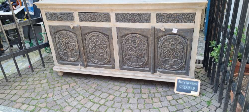 Credenza intagliata a 4 ante con motivi floreali