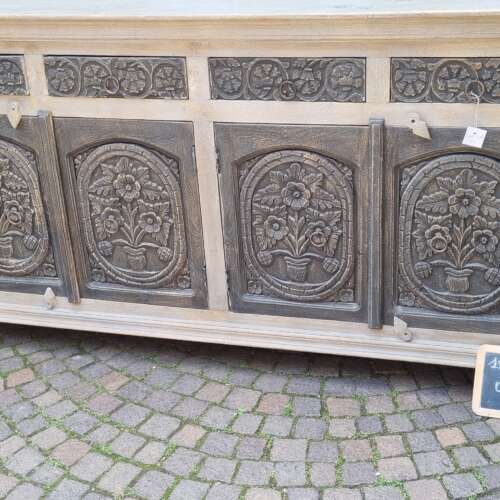 Credenza intagliata a 4 ante con motivi floreali