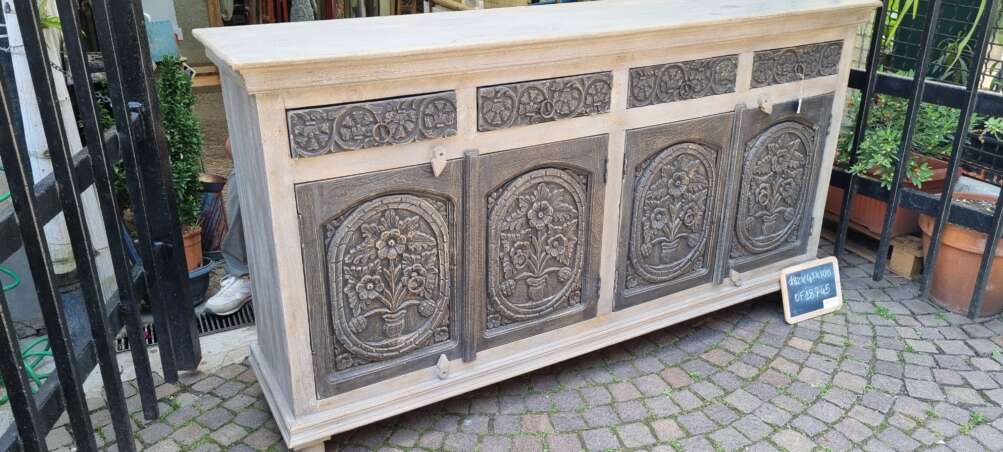 Credenza intagliata a 4 ante con motivi floreali - immagine 5