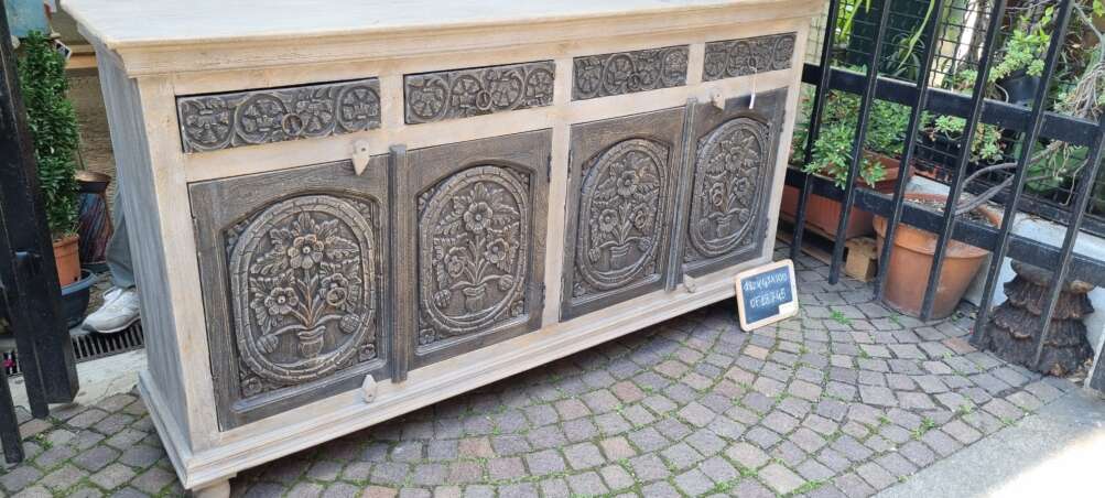 Credenza intagliata a 4 ante con motivi floreali - immagine 3