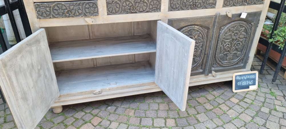 Credenza intagliata a 4 ante con motivi floreali - immagine 2