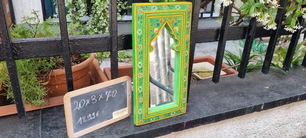 Specchietto da parete con cornice decorata verde