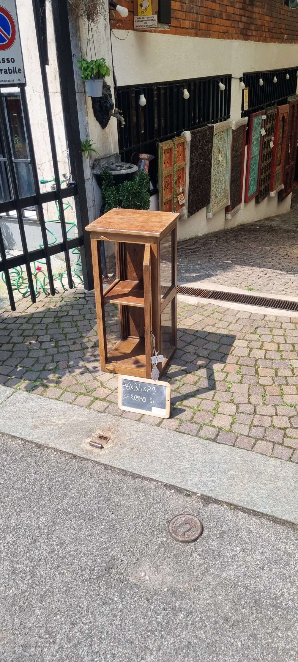 Mobiletto vetrinetta in teak con anta in vetro
