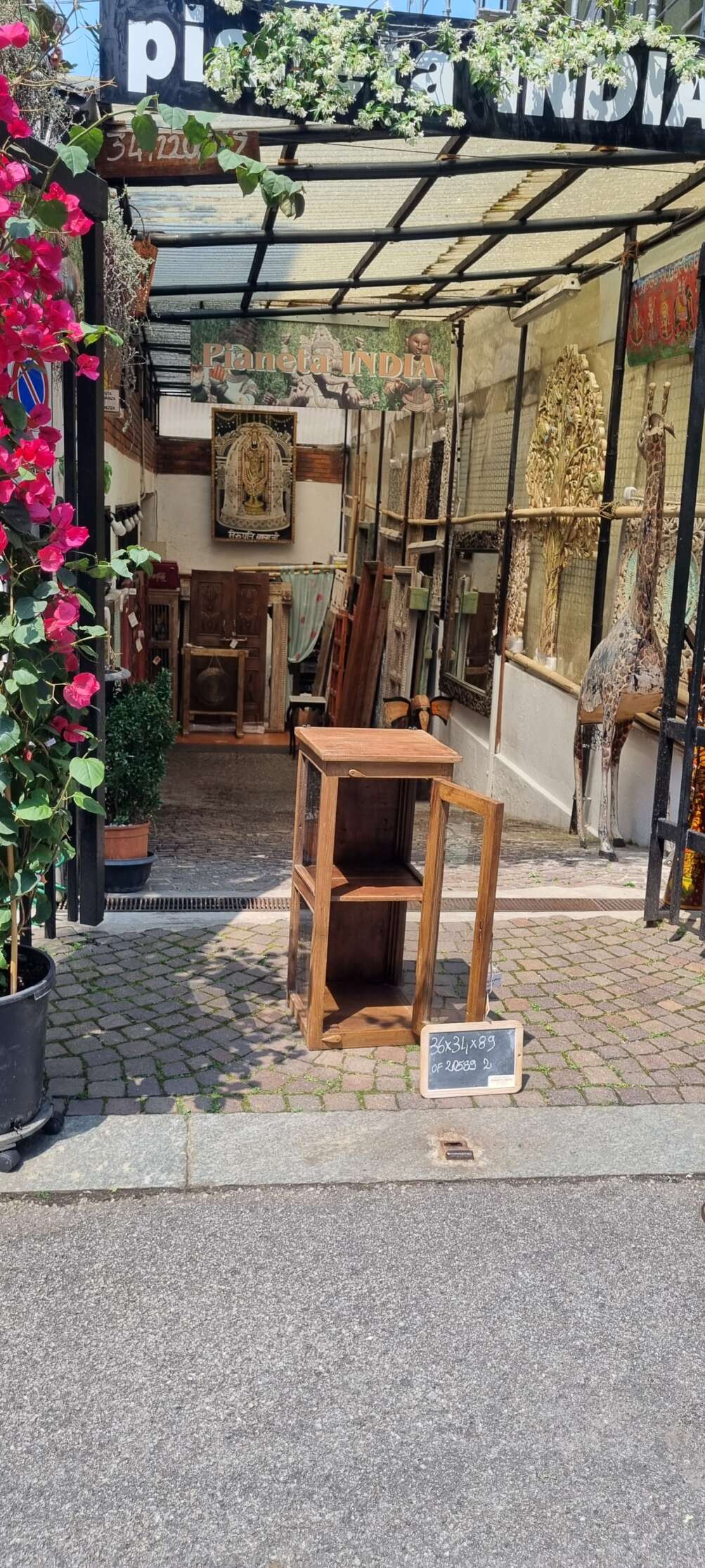 Mobiletto vetrinetta in teak con anta in vetro - immagine 4