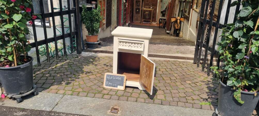 Comodino intagliato bianco crema - immagine 10