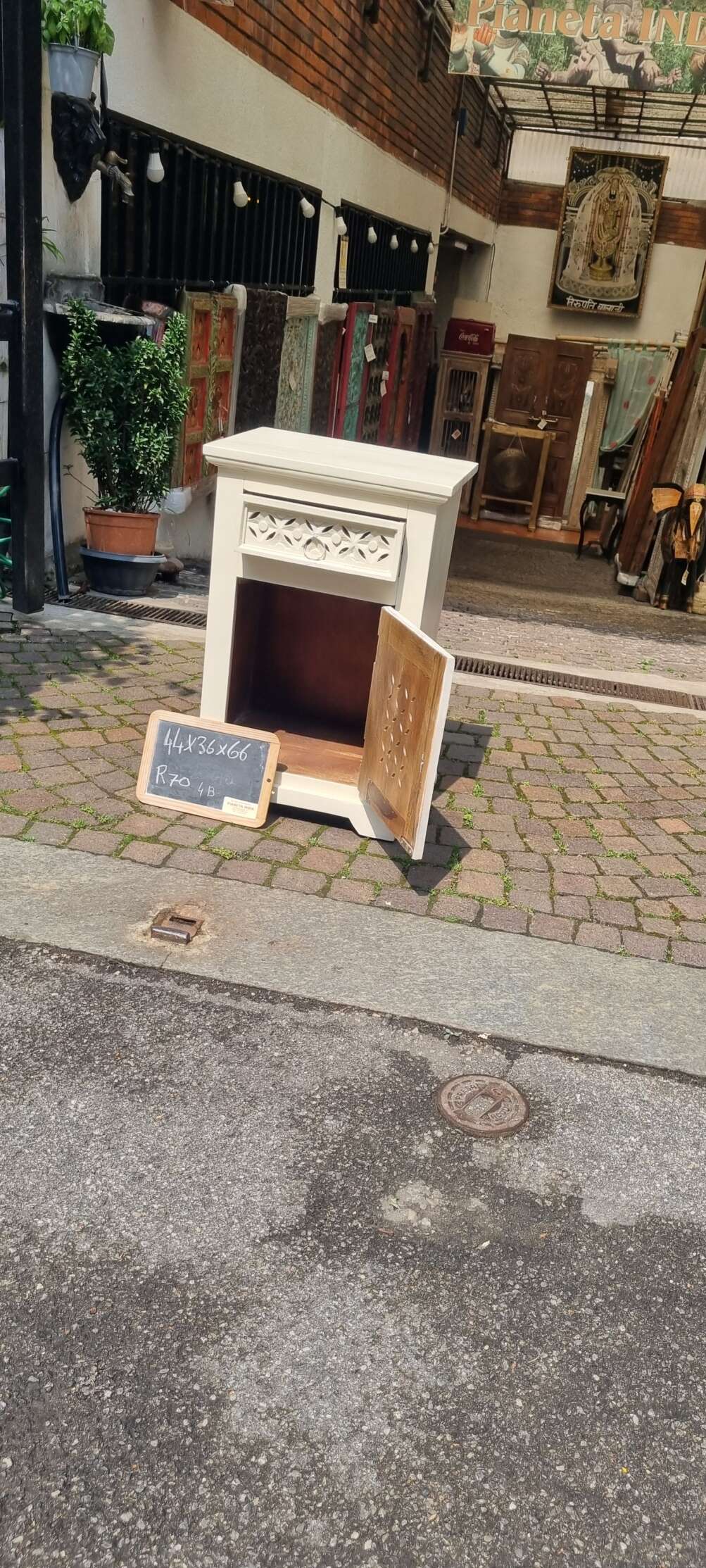 Comodino intagliato bianco crema - immagine 8