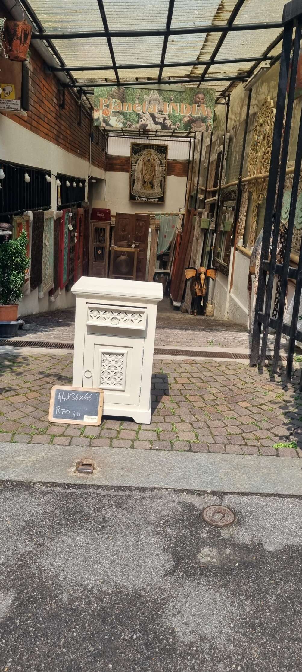 Comodino intagliato bianco crema - immagine 4